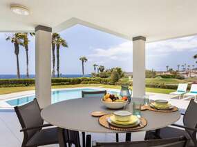 Luxus-Haus mit Pool in 1. Reihe