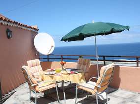 Freistehendes Haus mit Pool in exklusiver Meerlage in El Rincón