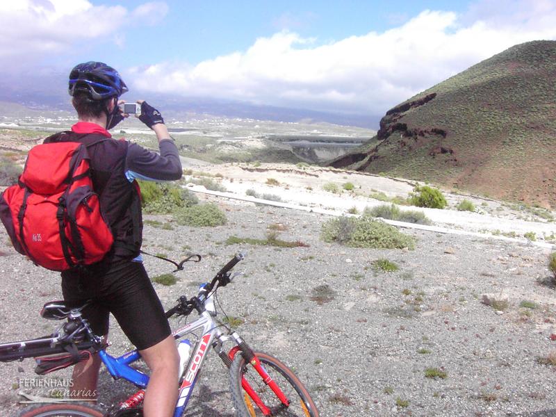 Ein Mountainbiker auf Teneriffa