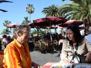 2 Frauen in einem Terrassenrestaurant in Puerto de la Cruz