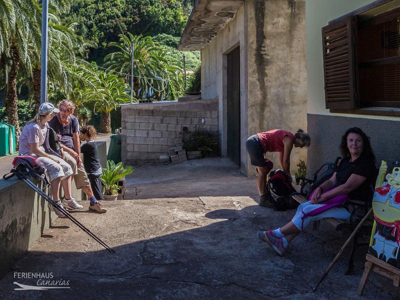 Wandergruppe bei der Rast Wandergruppe bei der Rast