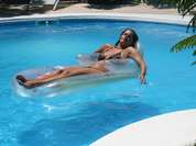 Eine Urlauberin im Pool Eine Urlauberin im Pool