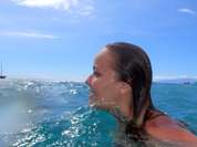 Eine Urlauberin im Meer Eine Urlauberin im Meer