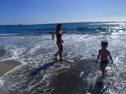 Urlauber am Strand der Costa Adeje