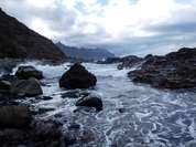 Blick agagebirgeuf die Küste am Fuße des Ana