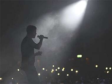 Blick auf einen S&auml;nger bei einem Konzert auf Teneriffa