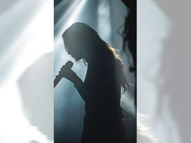 Blick auf eine S&auml;ngerin bei einem Konzert