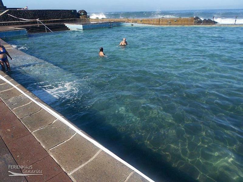 Schwimmen im Meerwasserbecken von Bajamar Schwimmen im Meerwasserbecken von Bajamar