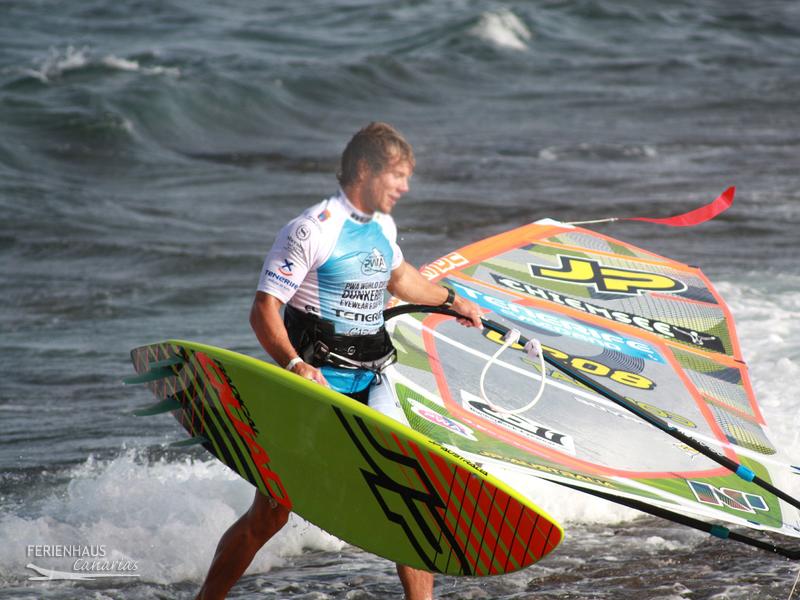 Surfer startet an der Surfer an der Cabezo Bucht Surfer startet an der Surfer an der Cabezo Bucht