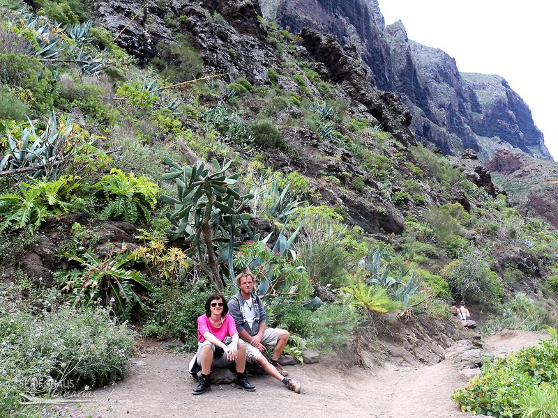 Wanderung durch die Mascaschlucht -2 Wanderer ruhen sich aus Wanderung durch die Mascaschlucht -2 Wanderer ruhen sich aus